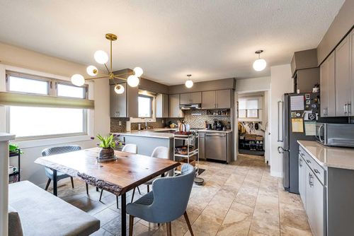 75 Robertson Way Sw, Medicine Hat, AB, T1A5J3 | Card Image