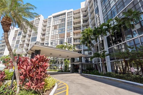 909-800 Parkview Dr, Hallandale Beach, FL, 33009-2978 | Card Image