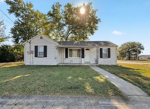 300 Stone St, Dupo, IL, 62239-1070 | Card Image