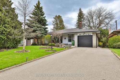 228 Maxwell St, North York, ON, M3H5B7 | Card Image
