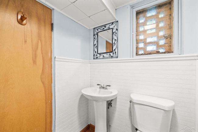 Lower level bathroom | Image 18