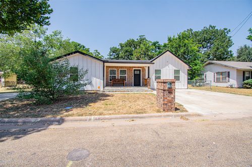 1704 N Hoover Avenue, Cameron, TX, 76520 | Card Image