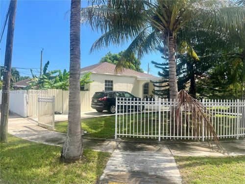 521 Nw 32nd Place, Miami, FL, 33125 | Card Image