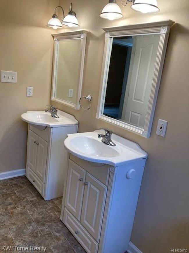 Upstairs full bathroom | Image 9