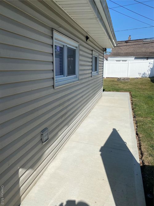 125 Haven Ln, Levittown, NY, 11756-3520 | Card Image