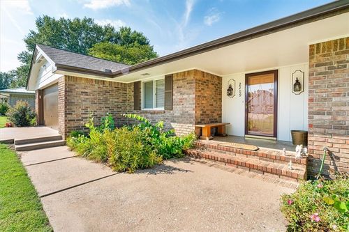2209 W Granite St, Siloam Springs, AR, 72761-3315 | Card Image