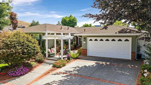 524 Hillview Dr, Fremont, CA, 94536-2823 | Card Image