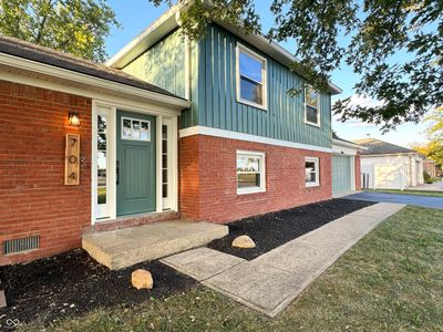 Inviting Entryway with New Door | Image 2