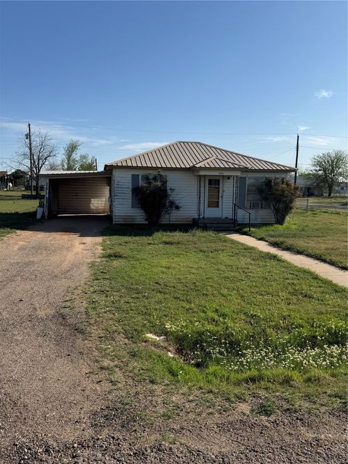 300 E 9th St, Quanah, TX, 79252-5606 | Card Image