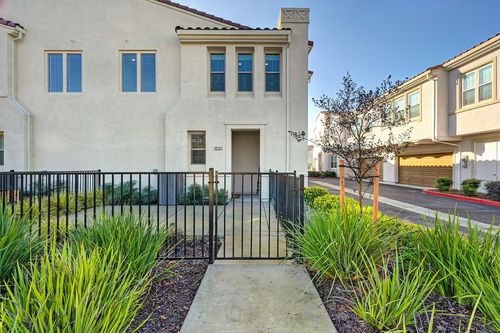 unit-32101-5301 E Commerce Way, Sacramento, CA, 95835-3032 | Card Image