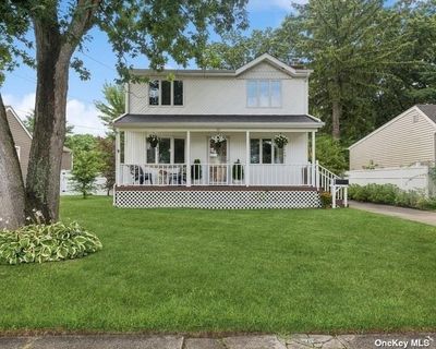 10 Oak Street E, House other with 4 bedrooms, 2 bathrooms and null parking in East Farmingdale NY | Image 3