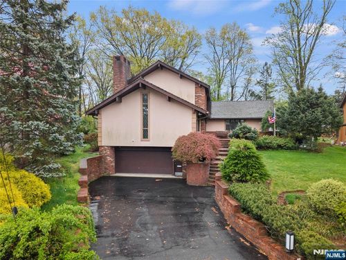 77 Macarthur Dr, Clifton, NJ, 07013-3936 | Card Image