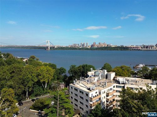 1375 River Rd, Edgewater, NJ, 07020-1455 | Card Image