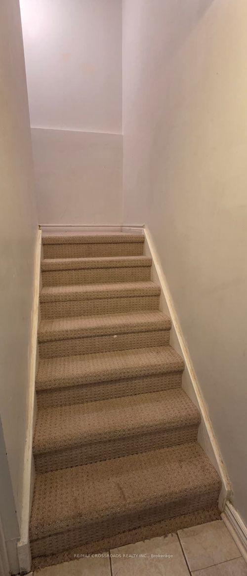 21 Fernbank Place, Whitby, ON, L1R1S9 | Card Image