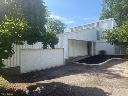 13 Sutton Place, Shaker Heights, OH, 44120 | Card Image