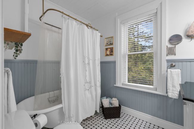 4950 Penetanguishene Rd, House other with 4 bedrooms, 3 bathrooms and 10 parking in Hillsdale ON | Image 24