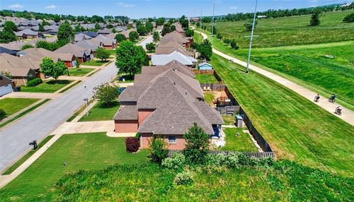 6305 S 36th St, Rogers, AR, 72758-9032 | Card Image