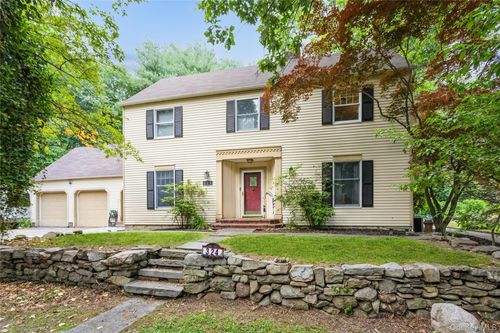 324 Garrison Woods Ln, Wallkill, NY, 12589-4040 | Card Image
