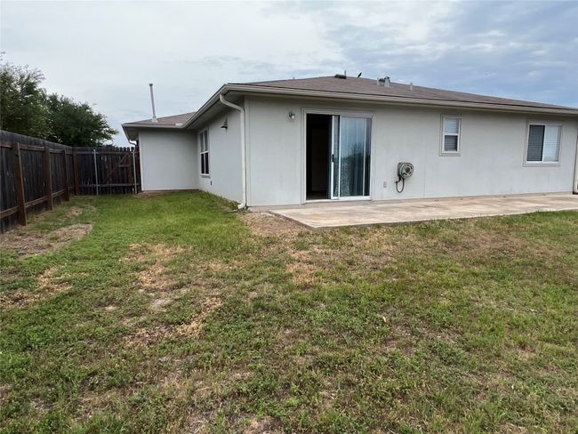 Spacious side yard | Image 23