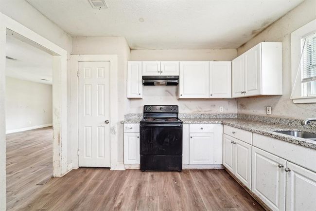 1026 W 5 Th St, House other with 3 bedrooms, 1 bathrooms and null parking in Freeport TX | Image 9