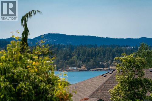 22-126 Hallowell Rd, Victoria, BC, V9A7K2 | Card Image