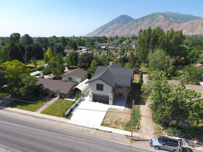 Aerial view of property and surrounding area with a mountainous background | Image 42