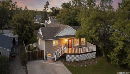 1116 Hochelaga St W, Moose Jaw, SK, S6H2J2 | Card Image