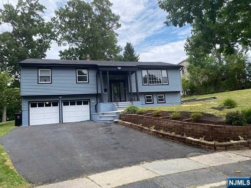 352 Maplewood Dr, Paramus, NJ, 07652-3402 | Card Image