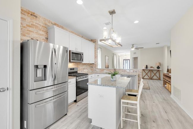546 Pepperbark Loop, House other with 3 bedrooms, 2 bathrooms and null parking in Buda TX | Image 11