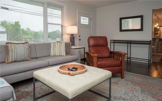 1560 W Main Rd, Home with 3 bedrooms, 1 bathrooms and 4 parking in Middletown RI | Image 5