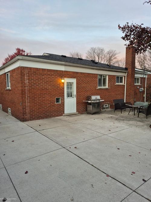 22016 Barton St, Saint Clair Shores, MI, 48081-1210 | Card Image