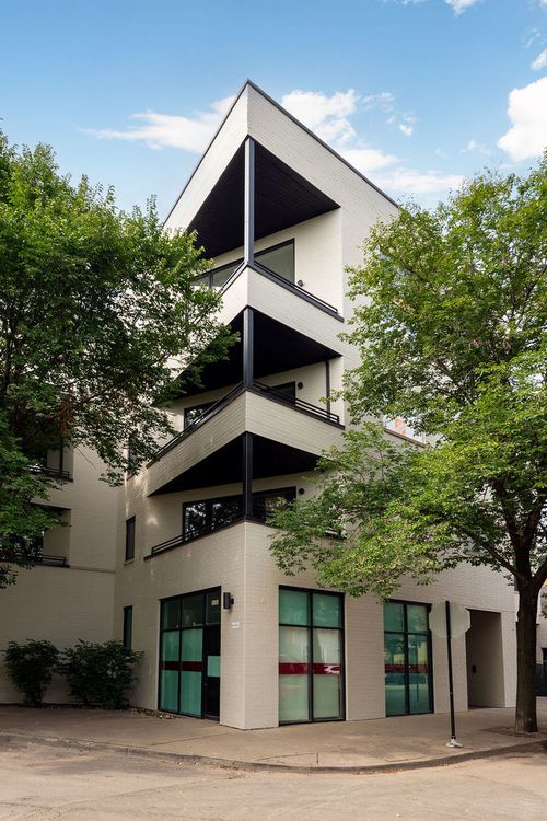 2s-1656 Bosworth Ave, Chicago, IL, 60642-8065 | Card Image