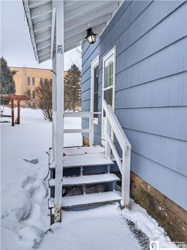 Upper Apartment Entrance | Image 5