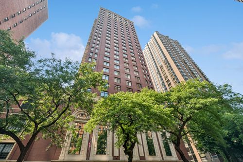 8e-1122 N Dearborn St, Chicago, IL, 60610-5061 | Card Image