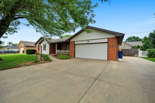 325 Seitz Dr, Salina, KS, 67401-1618 | Card Image