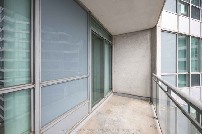 1017 - 230 Queens Quay W, Condo with 2 bedrooms, 1 bathrooms and null parking in Toronto ON | Image 27