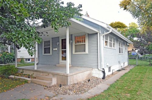 2121 E Ave Ne, Cedar Rapids, IA, 52402-6338 | Card Image