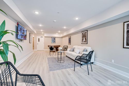 apt-202-21 Station Pl, Metuchen, NJ, 08840-2075 | Card Image