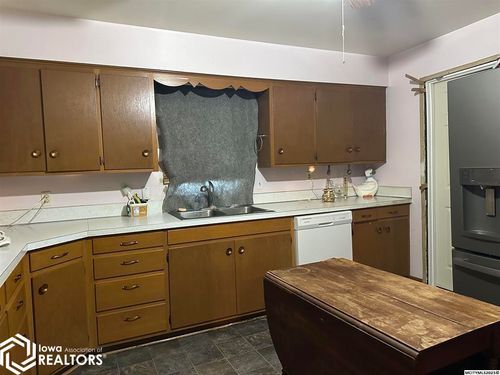 404 W Front St, Lake Mills, IA, 50450-1109 | Card Image