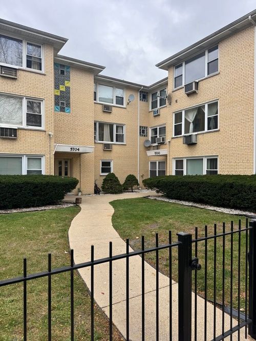 3d-5700 W Montrose Ave, Chicago, IL, 60634-1779 | Card Image