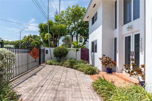 2250 Sw 17th Ave, Miami, FL, 33145-3802 | Card Image