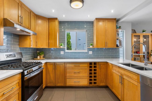 20147 Hampton St, House other with 3 bedrooms, 2 bathrooms and 5 parking in Maple Ridge BC | Image 9