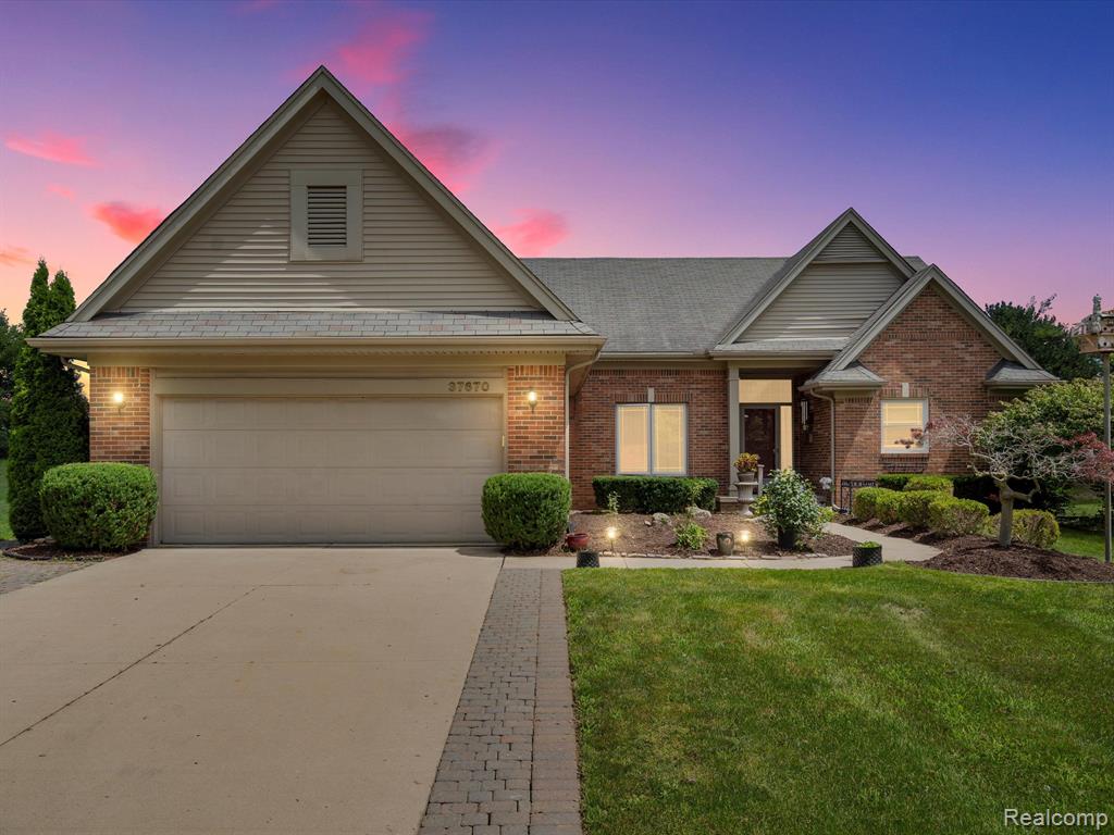 Kingsburn Dr, Livonia, MI 48152