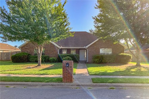 714 N Meadowlands Dr, Fayetteville, AR, 72704-5120 | Card Image