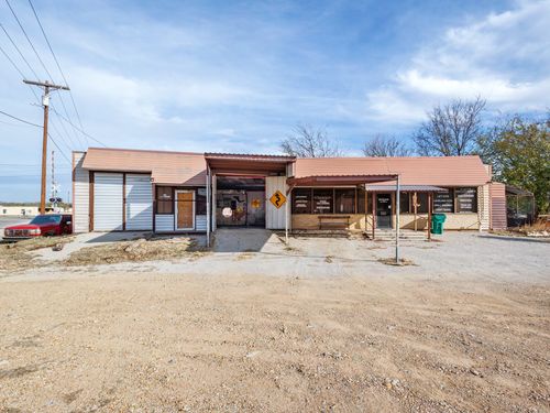 201 E Liveoak St, Coleman, TX, 76834-4328 | Card Image