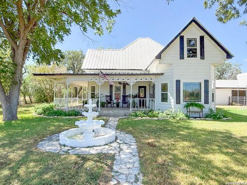901 Zig Zag Ave, Devine, TX, 78016-2420 | Card Image