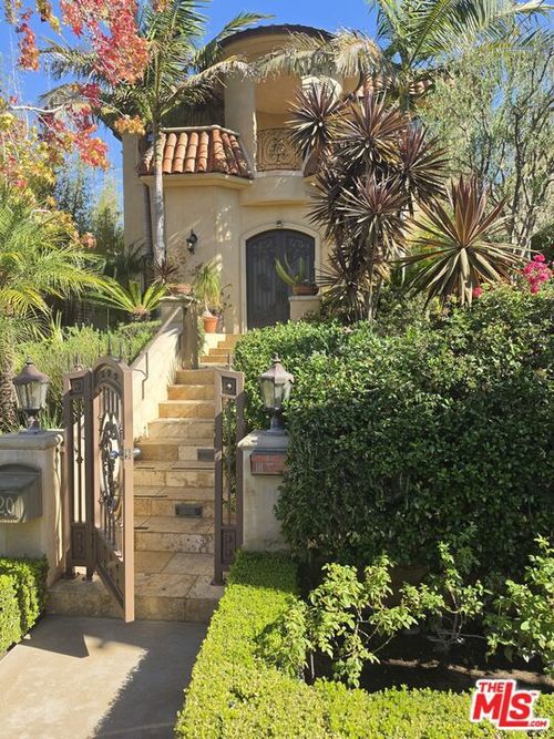 620 Lorna Ln, LOS ANGELES, CA, 90049-4217 | Card Image