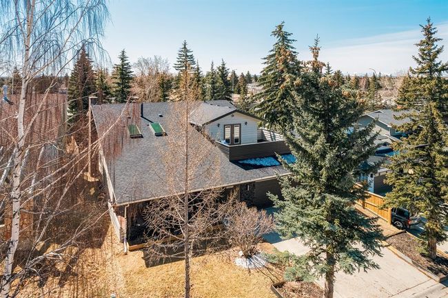 247 Pump Hill Crescent Sw, Home with 6 bedrooms, 3 bathrooms and 5 parking in Calgary AB | Image 3