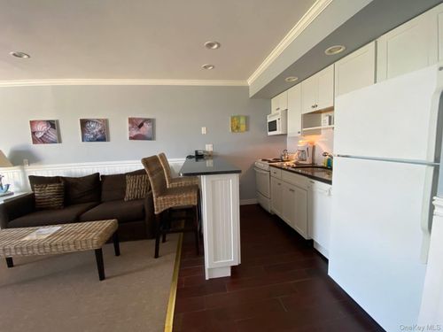 224-727 Old Montauk Hwy, Montauk, NY, 11954-5176 | Card Image