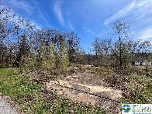 5675 De Pues Rd, Bangor, PA, 18013-4811 | Card Image